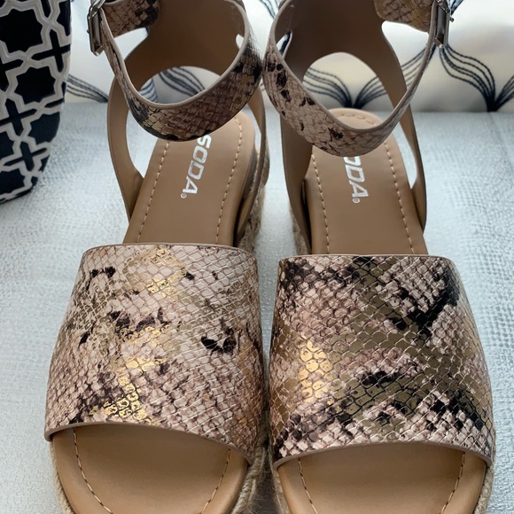 Soda Snake Skin platform Sandals women’s 6.5 or 8, 8.5,9,9.5 or 10 - Picture 3 of 16